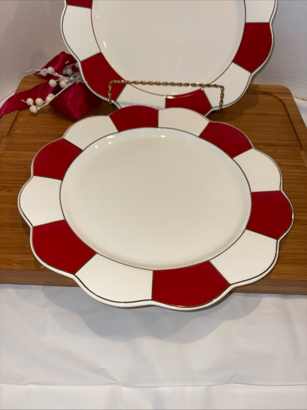 Grace Red and White Scalloped Rim Dinner Plates Set of 3 Mint - Picture 9 of 9